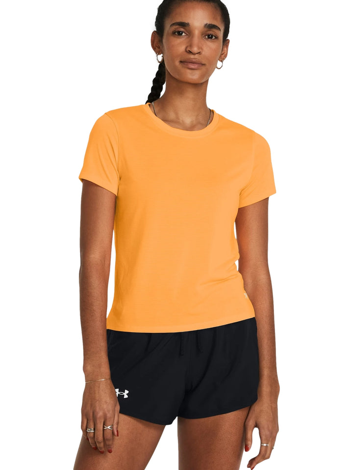 Mujer vistiendo una camiseta deportiva de manga corta color naranja Nova Orange de Under Armour.