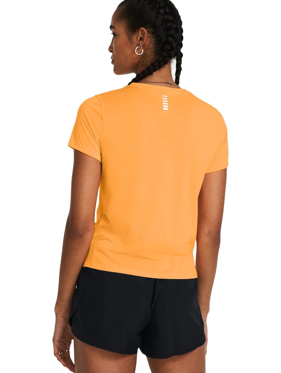 Mujer vistiendo una camiseta deportiva de manga corta color naranja Nova Orange de Under Armour.