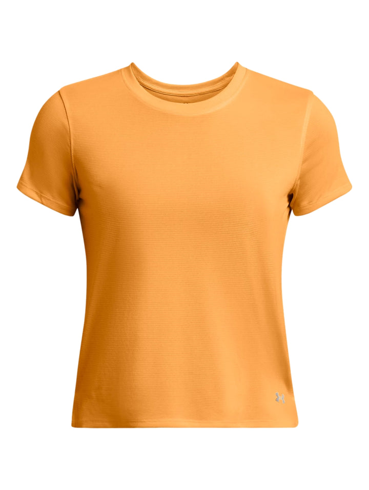 Mujer vistiendo una camiseta deportiva de manga corta color naranja Nova Orange de Under Armour.