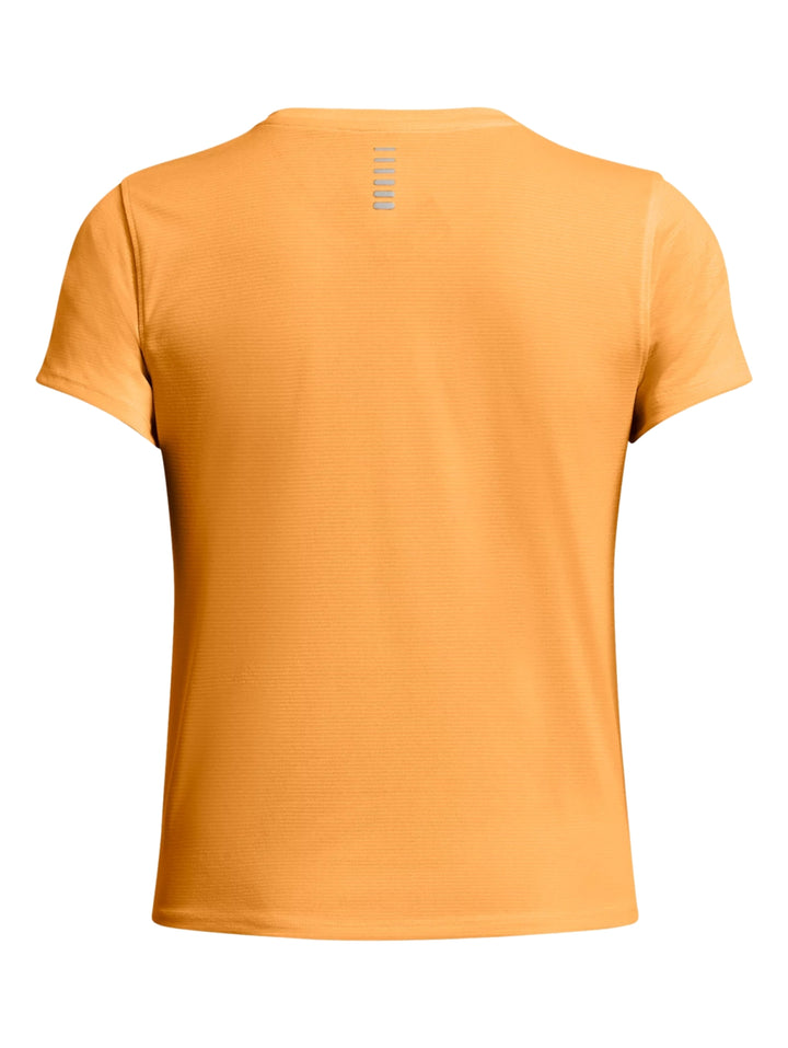 Mujer vistiendo una camiseta deportiva de manga corta color naranja Nova Orange de Under Armour.
