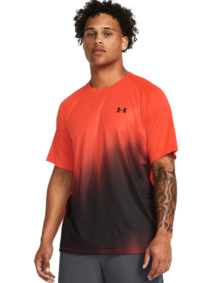 Camiseta deportiva Under Armour con diseño degradado de color naranja a negro, manga corta y cuello redondo.