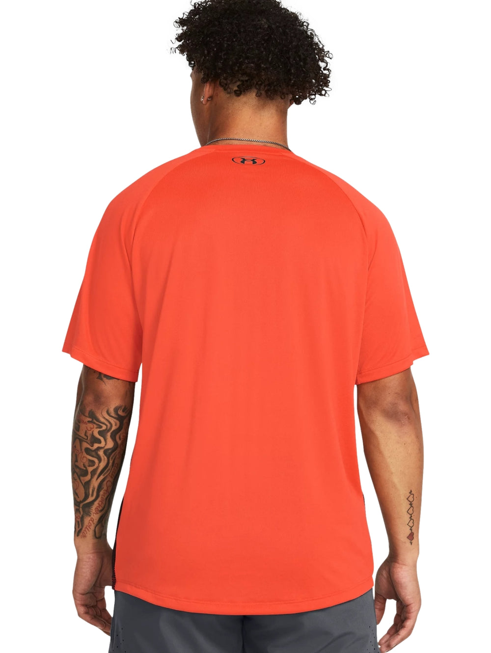 Camiseta deportiva Under Armour con diseño degradado de color naranja a negro, manga corta y cuello redondo.