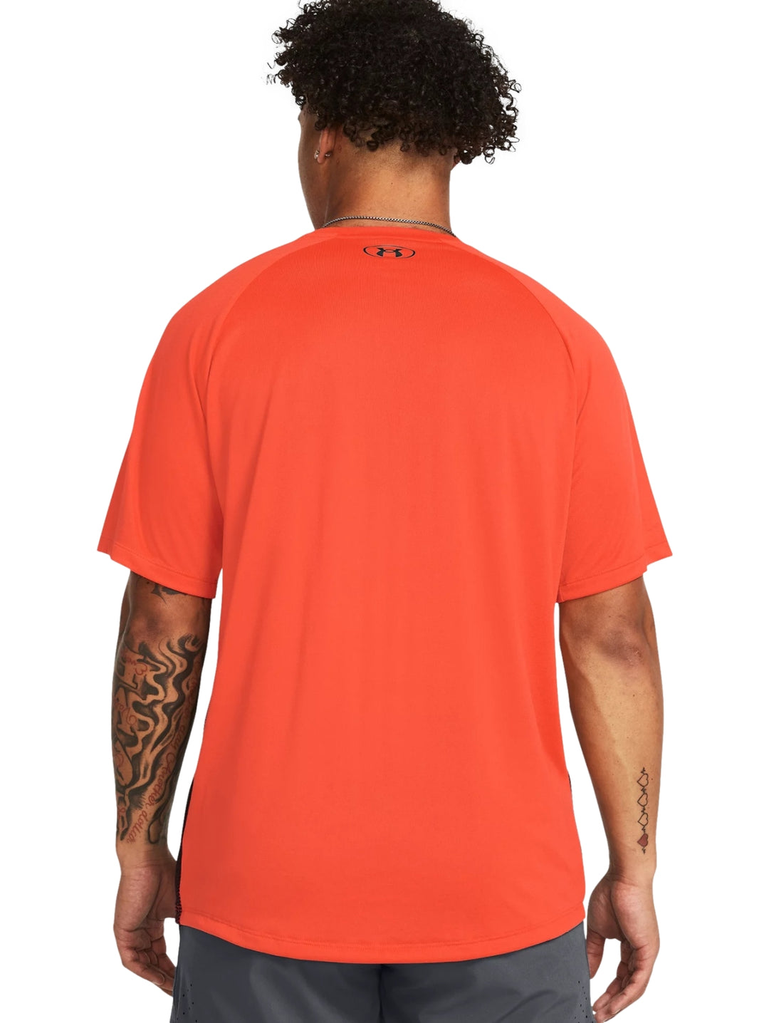 Camiseta deportiva Under Armour con diseño degradado de color naranja a negro, manga corta y cuello redondo.