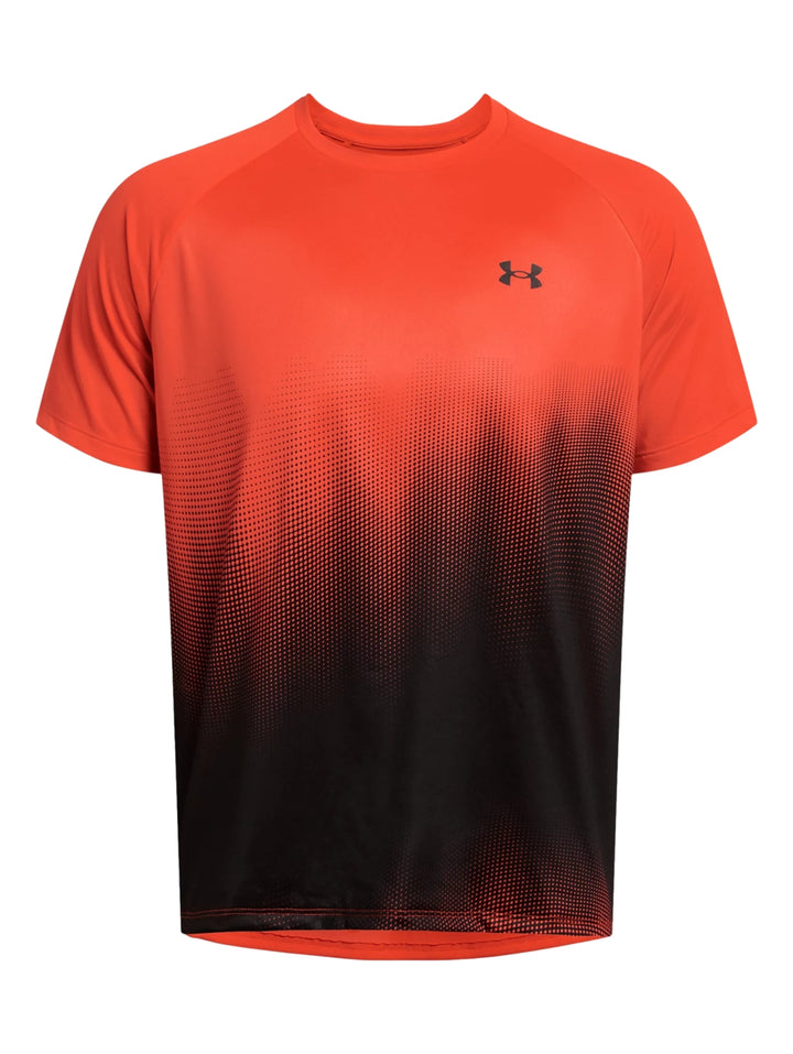 Camiseta deportiva Under Armour con diseño degradado de color naranja a negro, manga corta y cuello redondo.