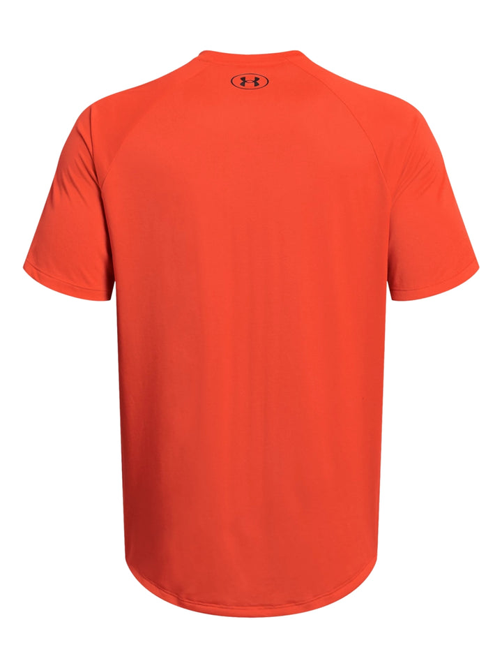 Camiseta deportiva Under Armour con diseño degradado de color naranja a negro, manga corta y cuello redondo.