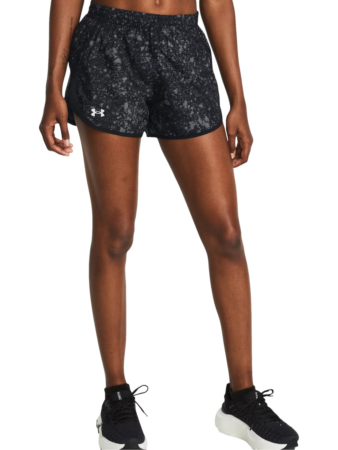 Shorts deportivos Under Armour color negro con estampado reflectante gris para mujer.