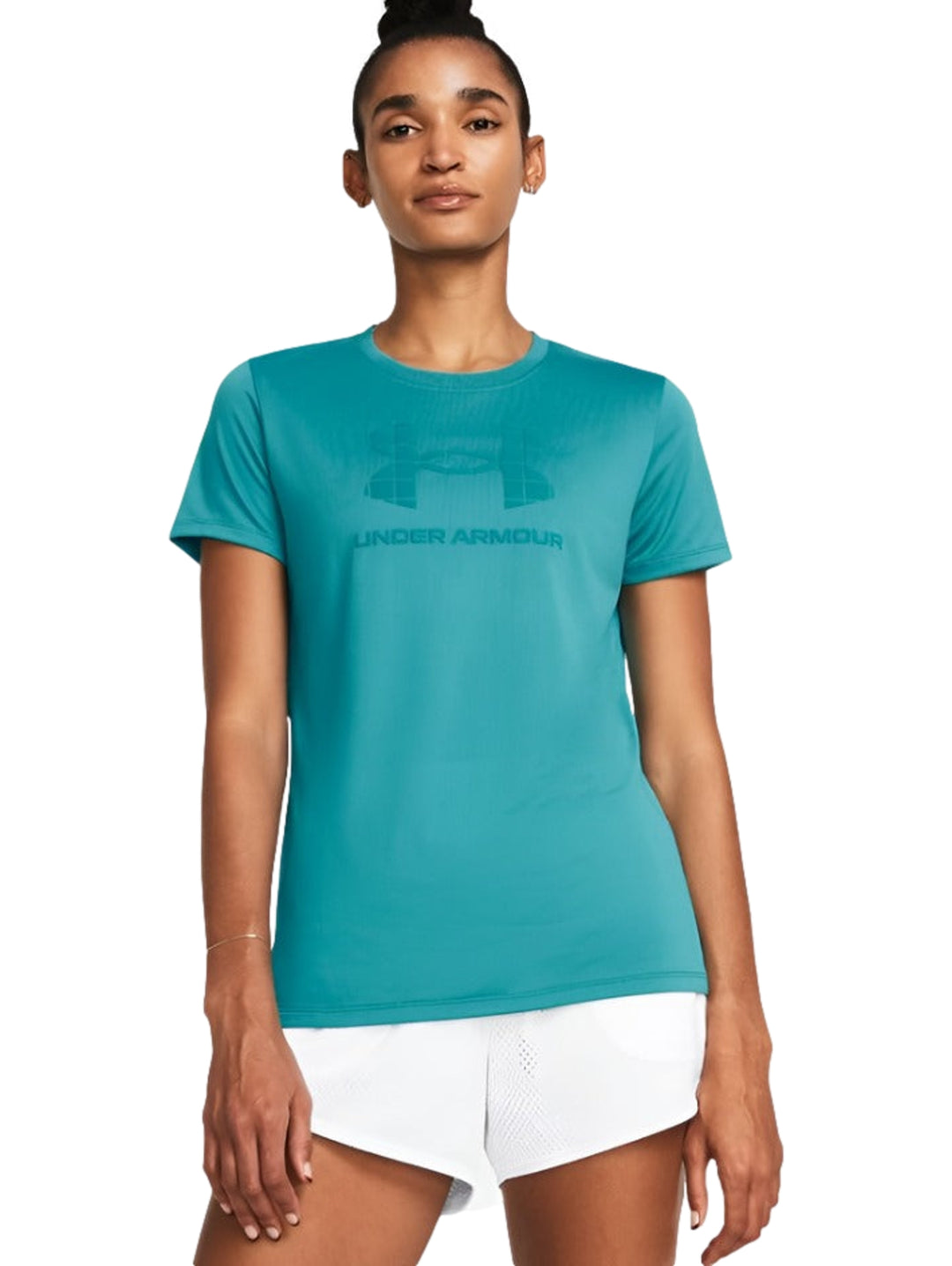 Mujer vistiendo una camiseta deportiva de manga corta color azul turquesa de la marca Under Armour.