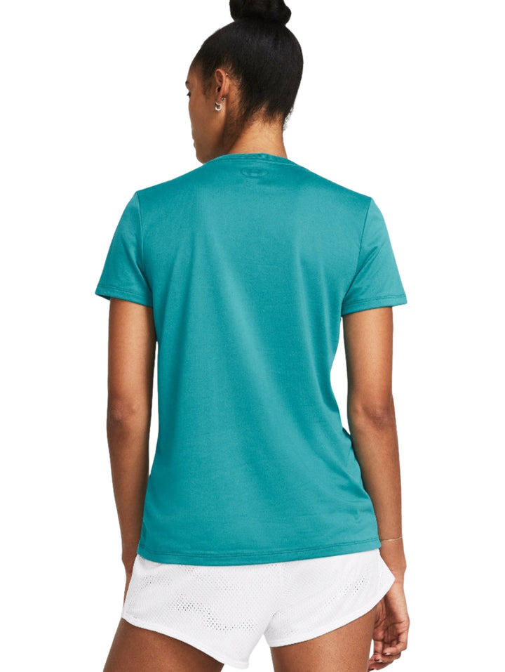 Mujer vistiendo una camiseta deportiva de manga corta color azul turquesa de la marca Under Armour.