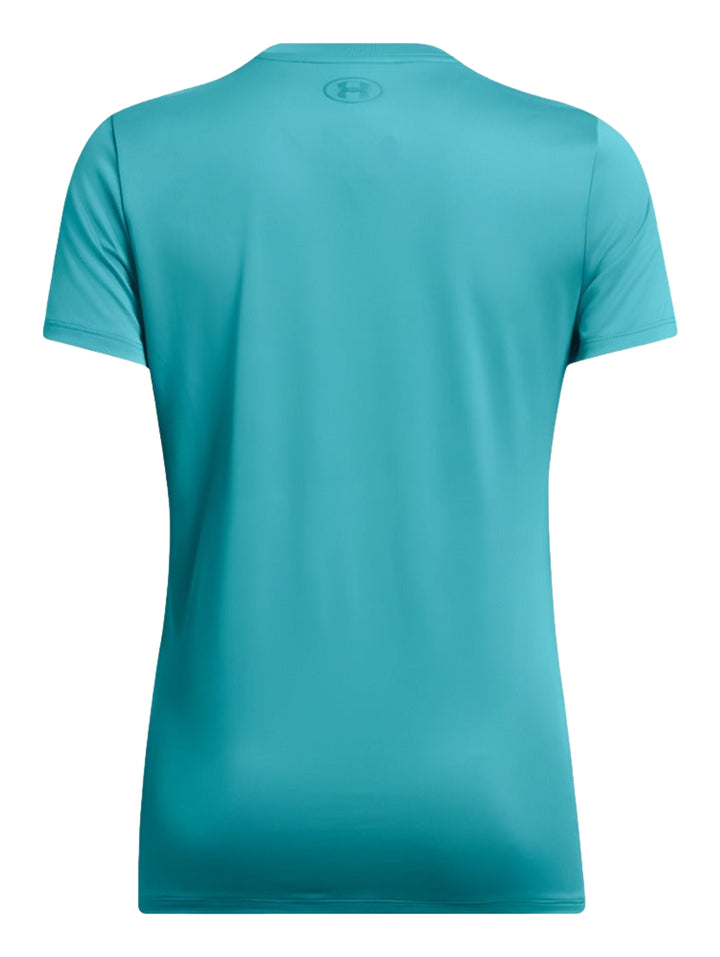 Mujer vistiendo una camiseta deportiva de manga corta color azul turquesa de la marca Under Armour.