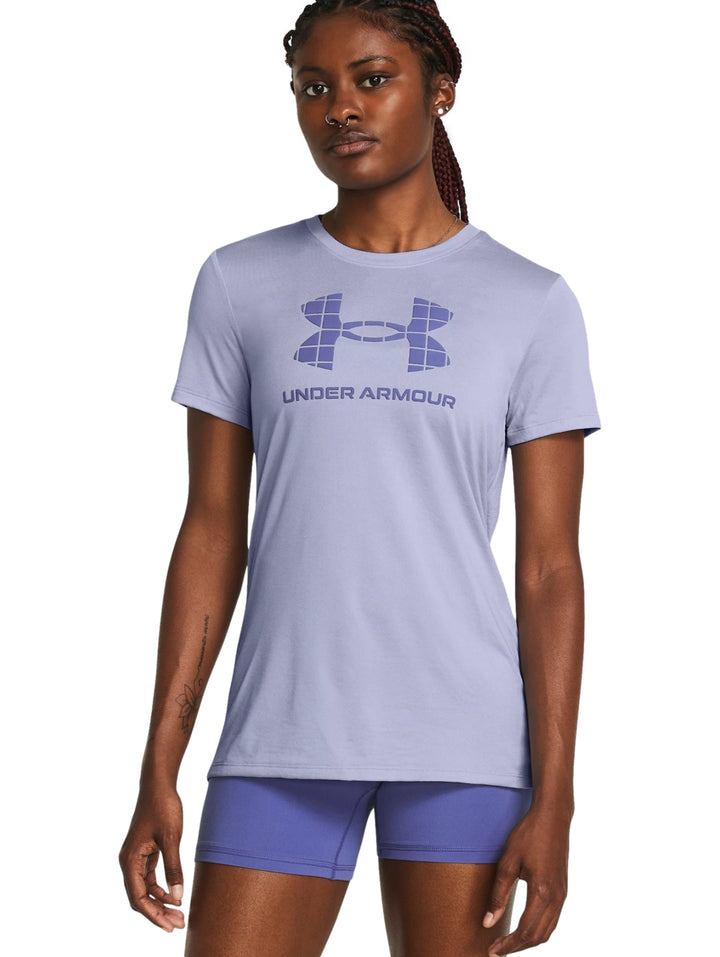 Mujer vistiendo una camiseta deportiva de manga corta color morado claro con logotipo de Under Armour en el pecho.