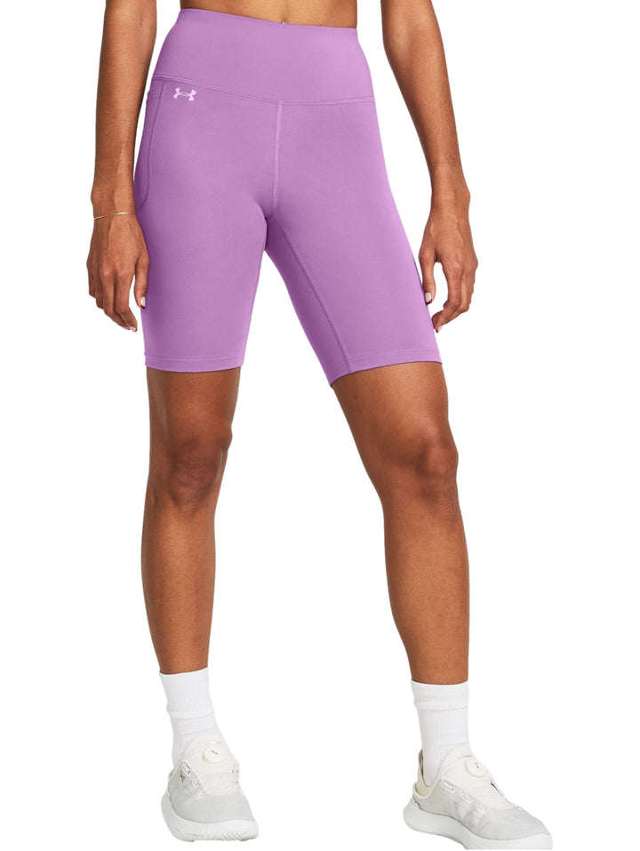 Mujer vistiendo biker shorts deportivos de color morado marca Under Armour con cintura alta y ajuste ceñido.
