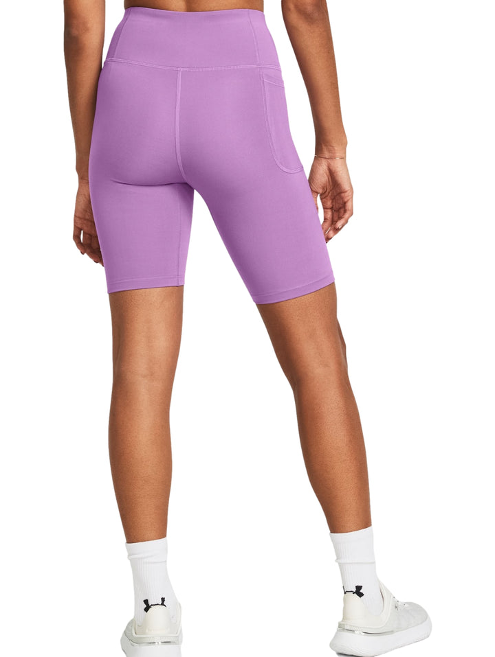 Mujer vistiendo biker shorts deportivos de color morado marca Under Armour con cintura alta y ajuste ceñido.