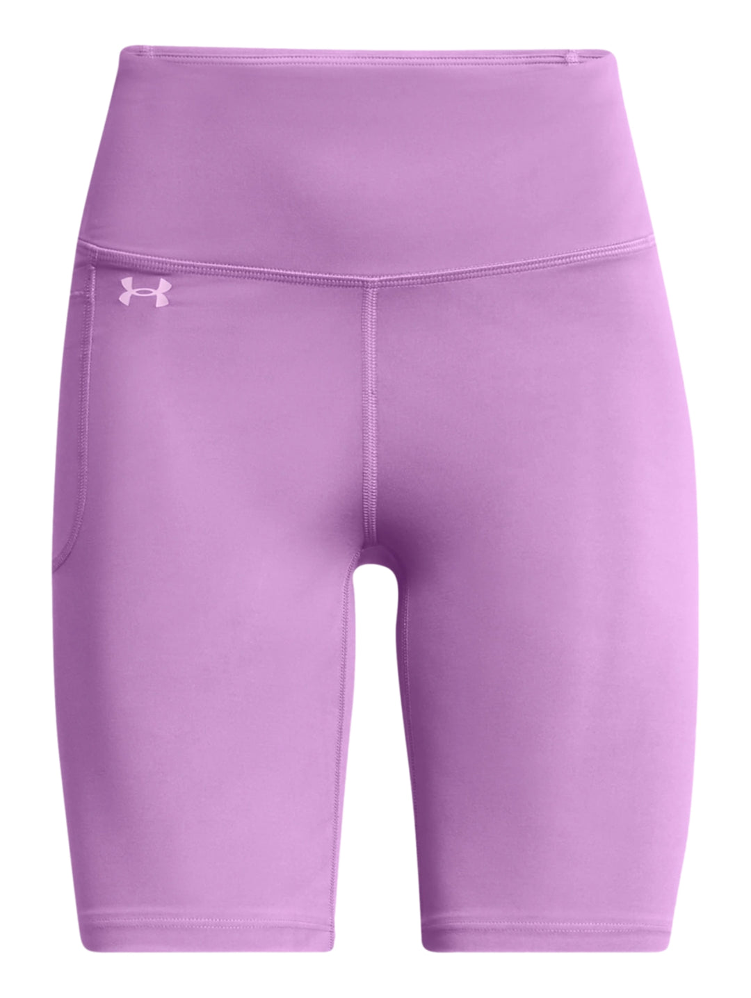 Mujer vistiendo biker shorts deportivos de color morado marca Under Armour con cintura alta y ajuste ceñido.