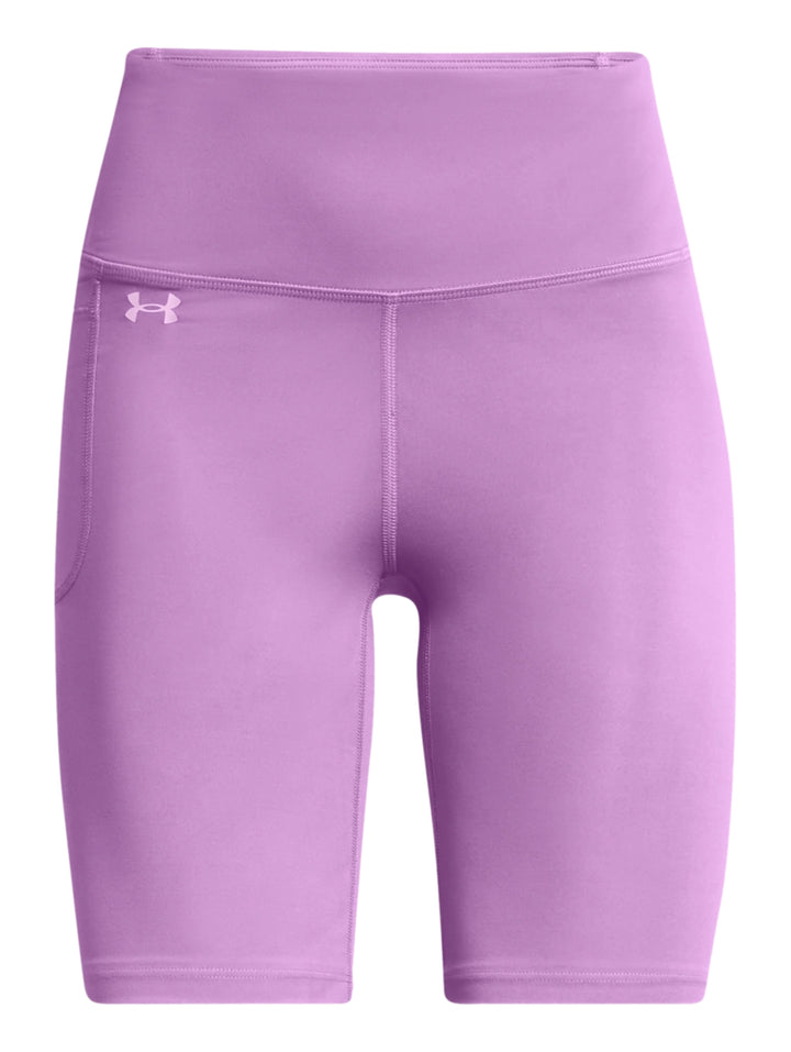 Mujer vistiendo biker shorts deportivos de color morado marca Under Armour con cintura alta y ajuste ceñido.