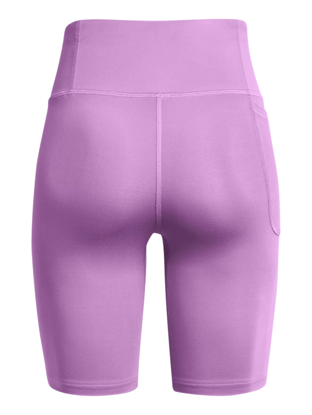 Mujer vistiendo biker shorts deportivos de color morado marca Under Armour con cintura alta y ajuste ceñido.