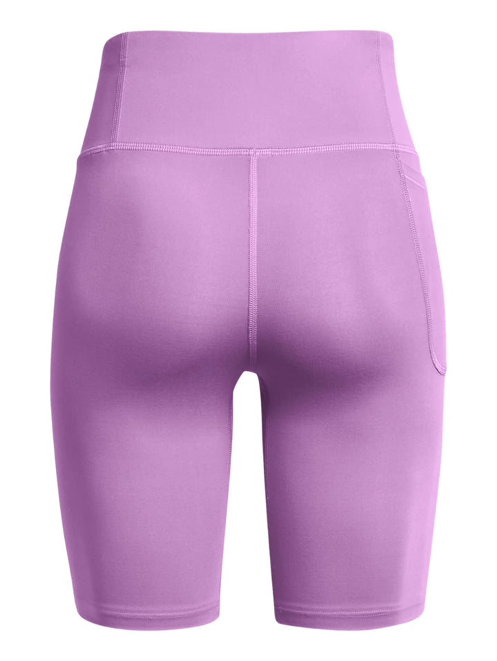 Mujer vistiendo biker shorts deportivos de color morado marca Under Armour con cintura alta y ajuste ceñido.