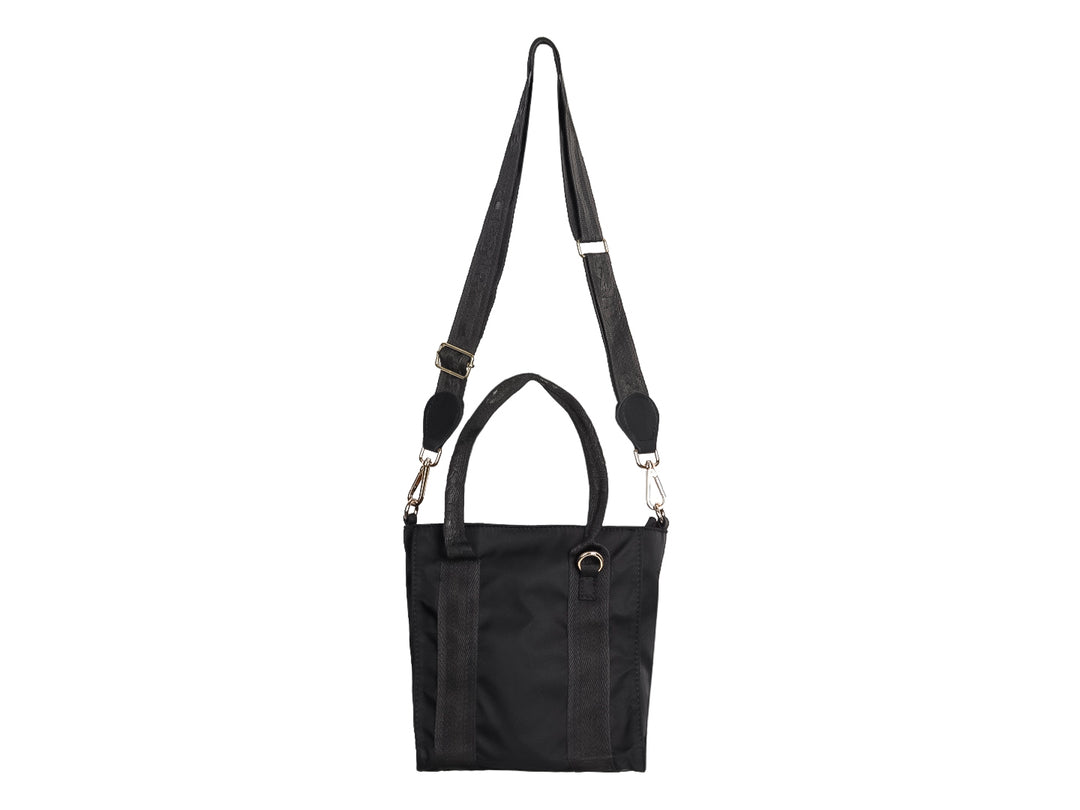 Bolsa de hombro color negro de la marca Ferretina, fabricada en tela lisa con asas largas y cierre superior.