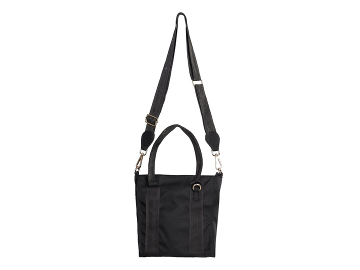 Bolsa de hombro color negro de la marca Ferretina, fabricada en tela lisa con asas largas y cierre superior.