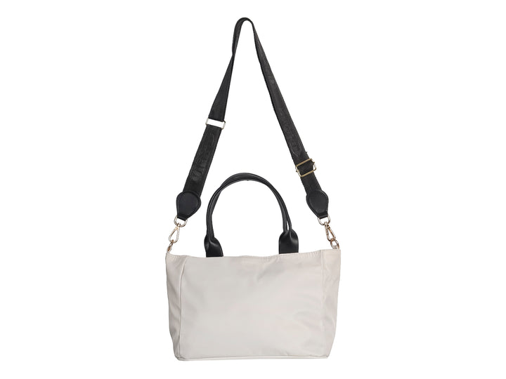 Bolsa de hombro Ferretina color latte con asas negras y bolsillo frontal con cierre.