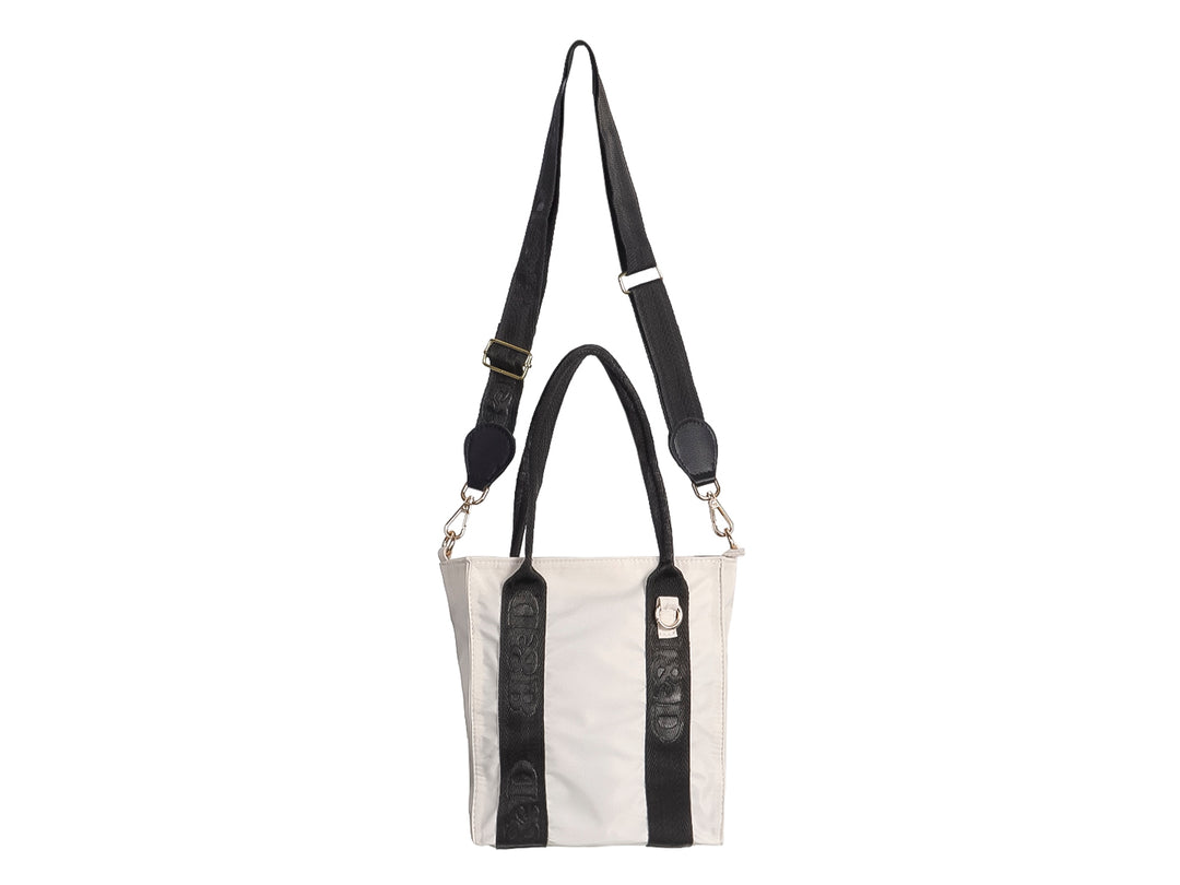 Bolsa de hombro Ferretina en color latte con asas y detalles laterales en color negro.