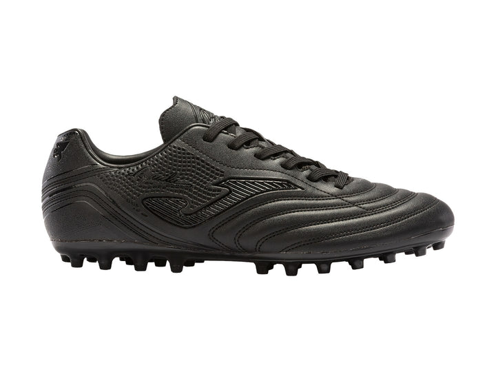Botín de fútbol Joma Agus 2321 color negro con tacos para pasto natural.