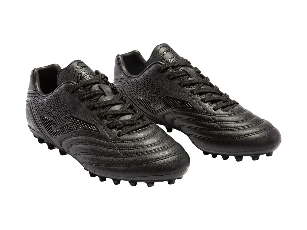 Botín de fútbol Joma Agus 2321 color negro con tacos para pasto natural.
