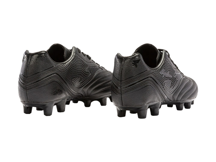 Botín de fútbol Joma Agus 2321 color negro con tacos para pasto natural.