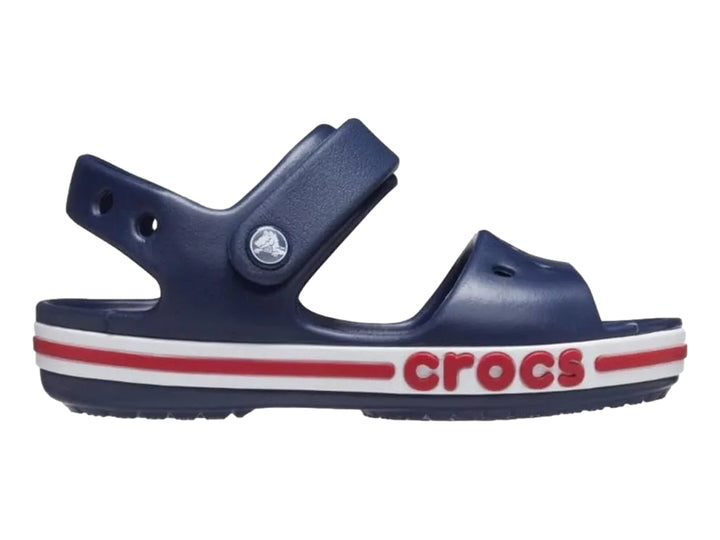 Sandalia Crocs Bayaband para niño en color azul marino con franja roja lateral.