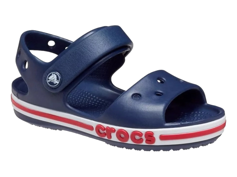 Sandalia Crocs Bayaband para niño en color azul marino con franja roja lateral.