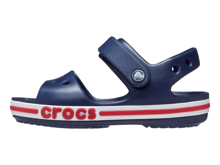 Sandalia Crocs Bayaband para niño en color azul marino con franja roja lateral.