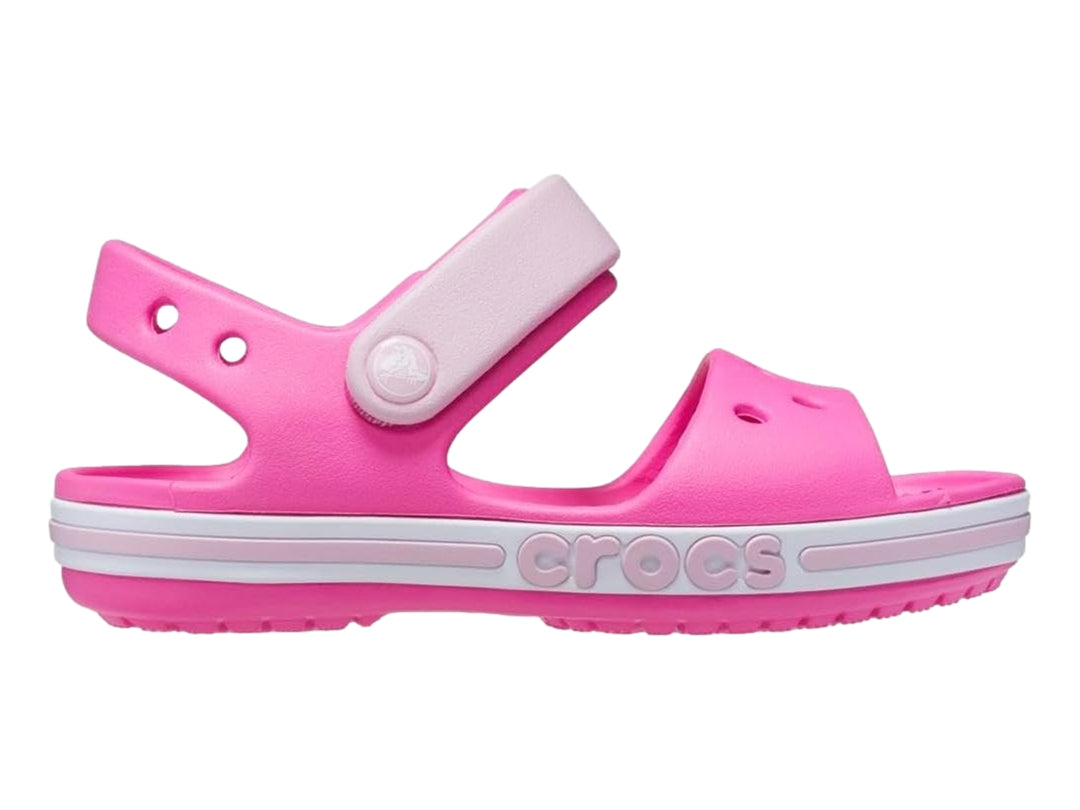 Sandalia Crocs Bayaband en color rosa eléctrico con correa ajustable y suela blanca.