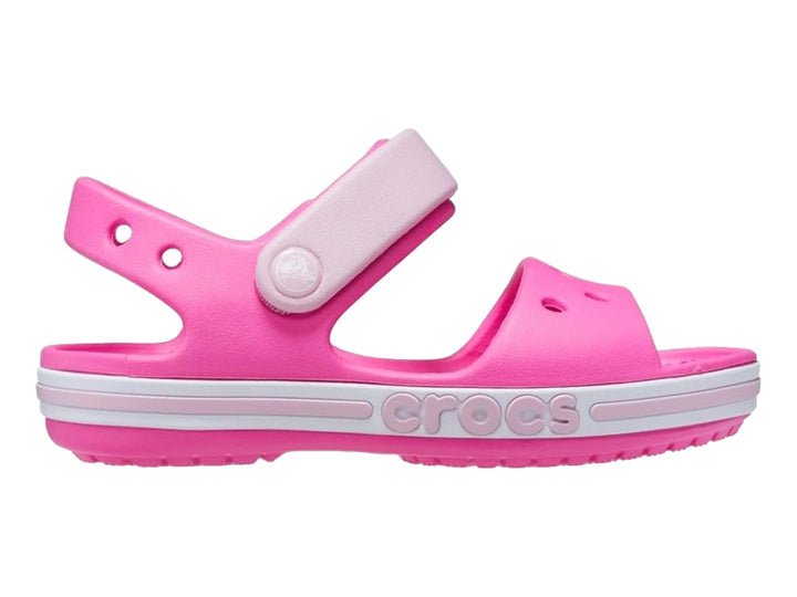 Sandalia Crocs Bayaband en color rosa eléctrico con correa ajustable y suela blanca.