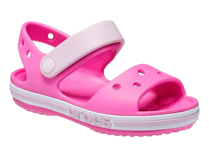 Sandalia Crocs Bayaband en color rosa eléctrico con correa ajustable y suela blanca.