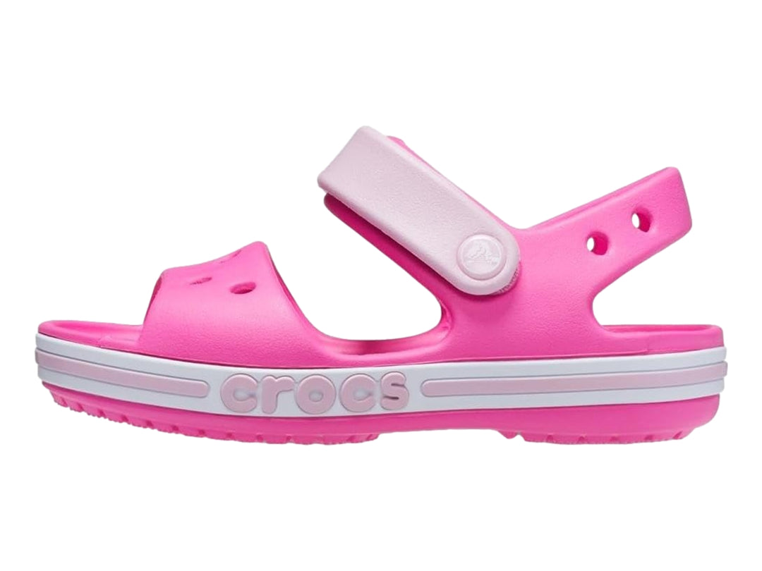 Sandalia Crocs Bayaband en color rosa eléctrico con correa ajustable y suela blanca.