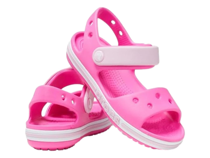 Sandalia Crocs Bayaband en color rosa eléctrico con correa ajustable y suela blanca.