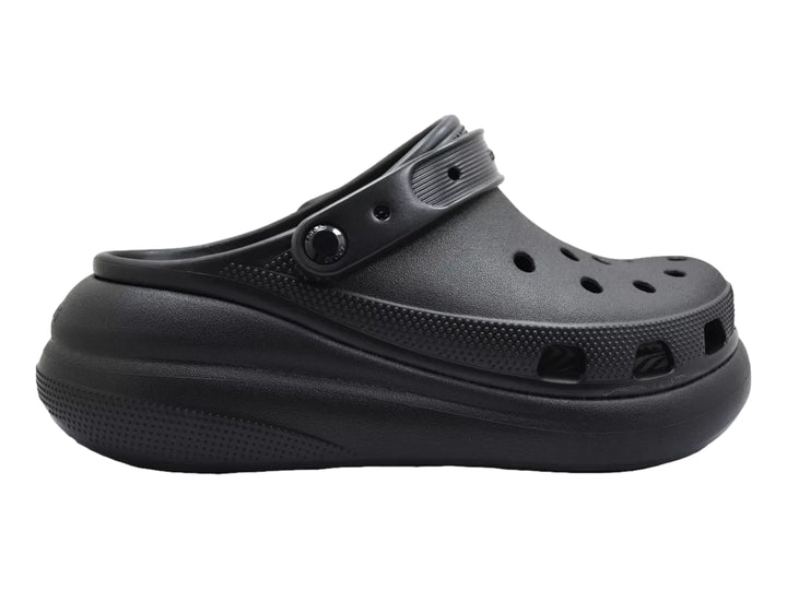Zuecos Crocs Crush Clog en color negro con plataforma elevada y correa trasera.