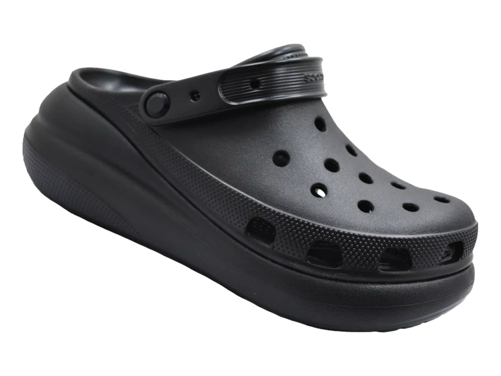 Zuecos Crocs Crush Clog en color negro con plataforma elevada y correa trasera.
