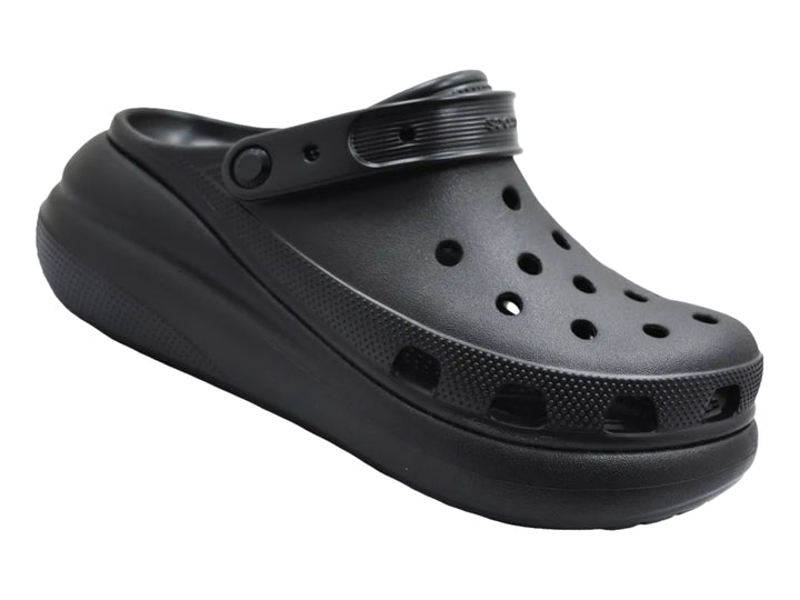 Zuecos Crocs Crush Clog en color negro con plataforma elevada y correa trasera.
