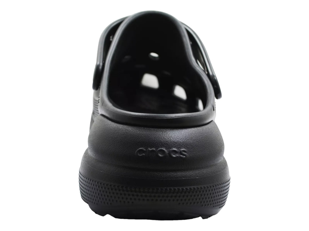 Zuecos Crocs Crush Clog en color negro con plataforma elevada y correa trasera.