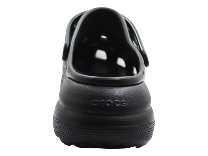 Zuecos Crocs Crush Clog en color negro con plataforma elevada y correa trasera.