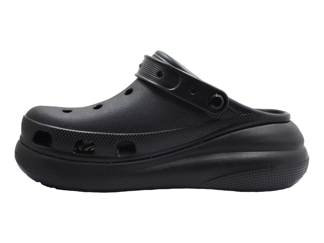 Zuecos Crocs Crush Clog en color negro con plataforma elevada y correa trasera.