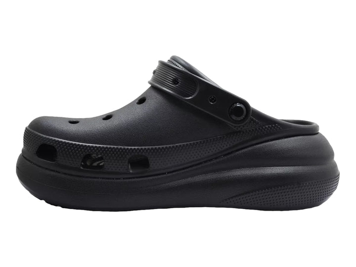Zuecos Crocs Crush Clog en color negro con plataforma elevada y correa trasera.