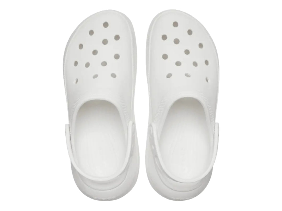 Zuecos Crocs Crush Clog en color blanco con plataforma elevada y correa trasera.