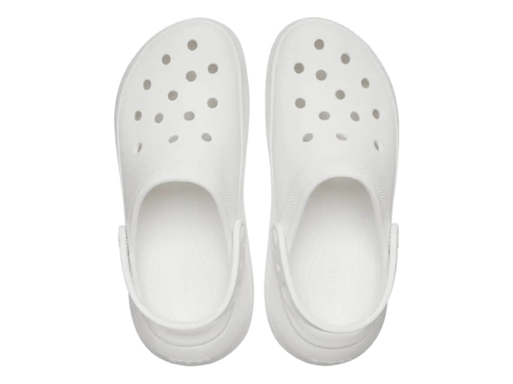 Zuecos Crocs Crush Clog en color blanco con plataforma elevada y correa trasera.