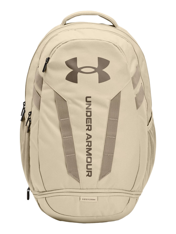 Mochila Under Armour UA Hustle 5.0 en color khaki con logotipo frontal y detalles en taupe.