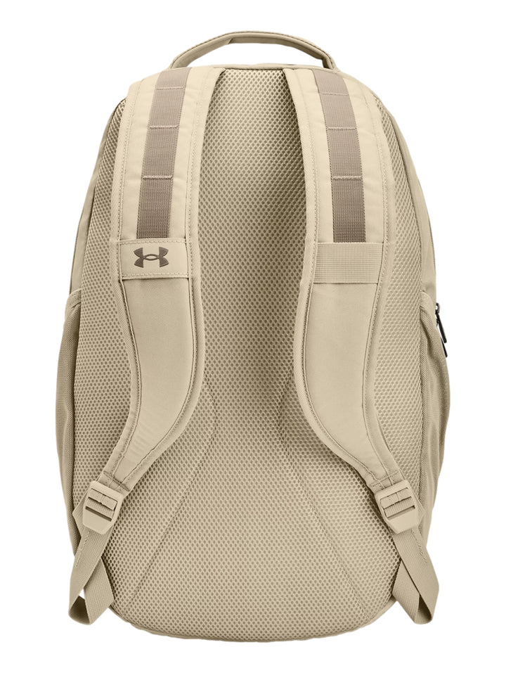 Mochila Under Armour UA Hustle 5.0 en color khaki con logotipo frontal y detalles en taupe.
