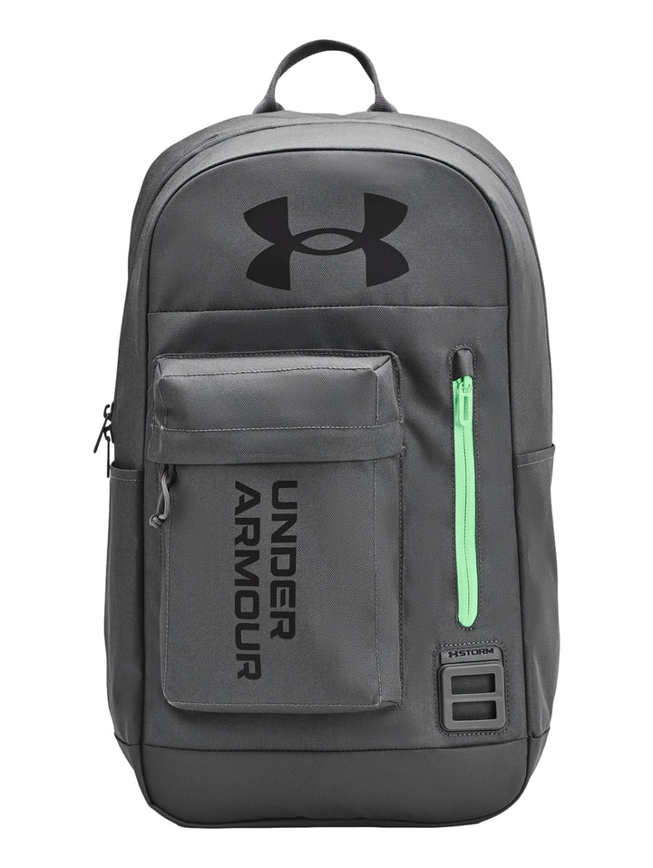 Mochila deportiva Under Armour en color gris oscuro con detalles en verde neón y logo frontal.