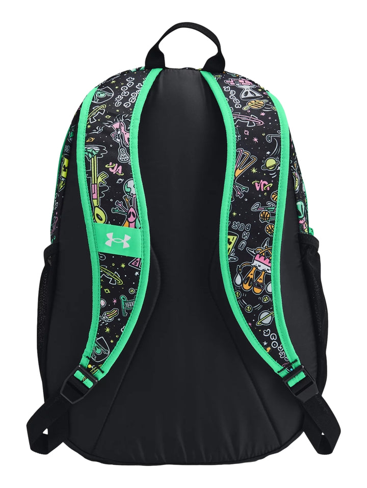 Mochila Under Armour Hustle Sport con estampado multicolor de alienígenas y detalles en verde neón sobre fondo negro.