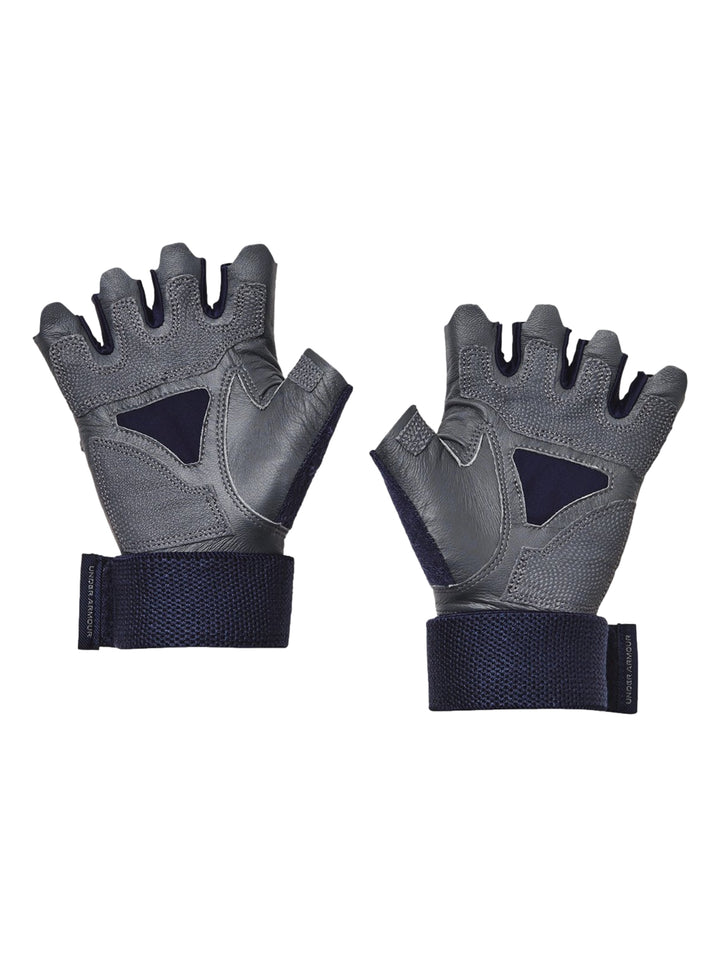 Par de guantes deportivos Under Armour en color azul marino y gris, diseñados para levantamiento de pesas.