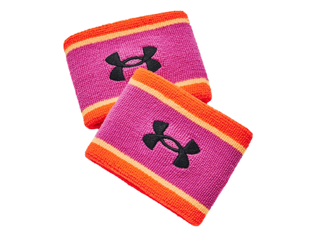 Par de muñequeras deportivas Under Armour en colores rosa y naranja con logo negro central.